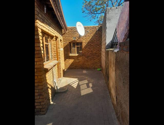 2 BEDROOM HOUSE FOR SALE IN MEADOWLANDS WEST